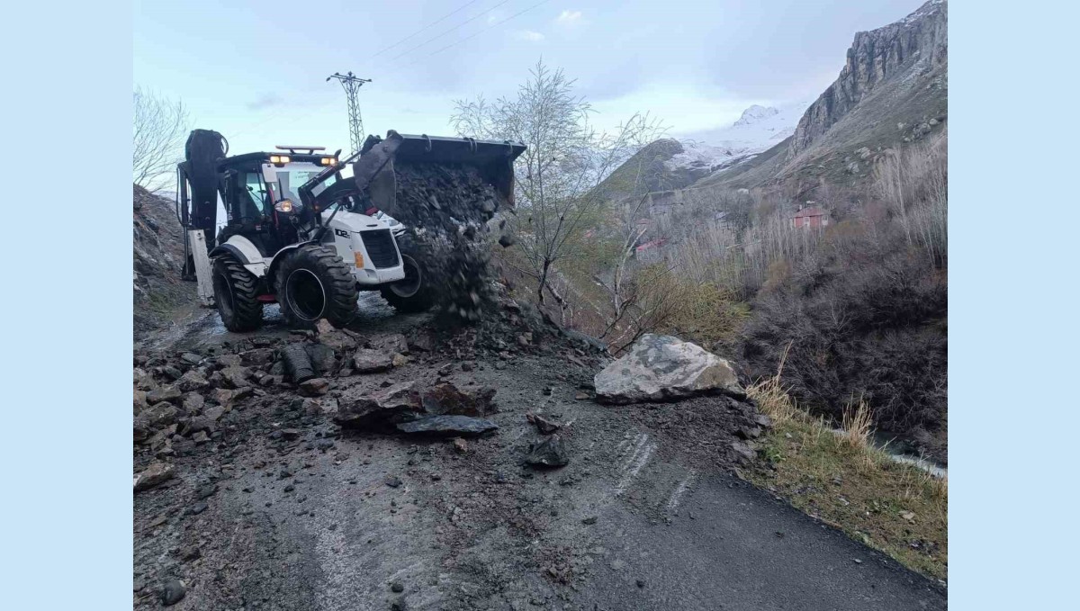 Hakkari'de yola düşen kayalar temizlendi
