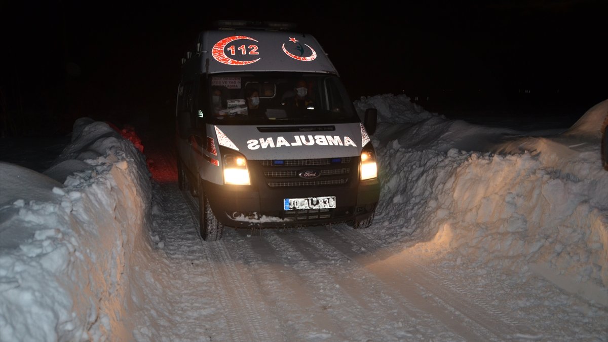 Hakkari'de yolu kardan kapanan köydeki kalp hastasının yardımına ekipler yetişti