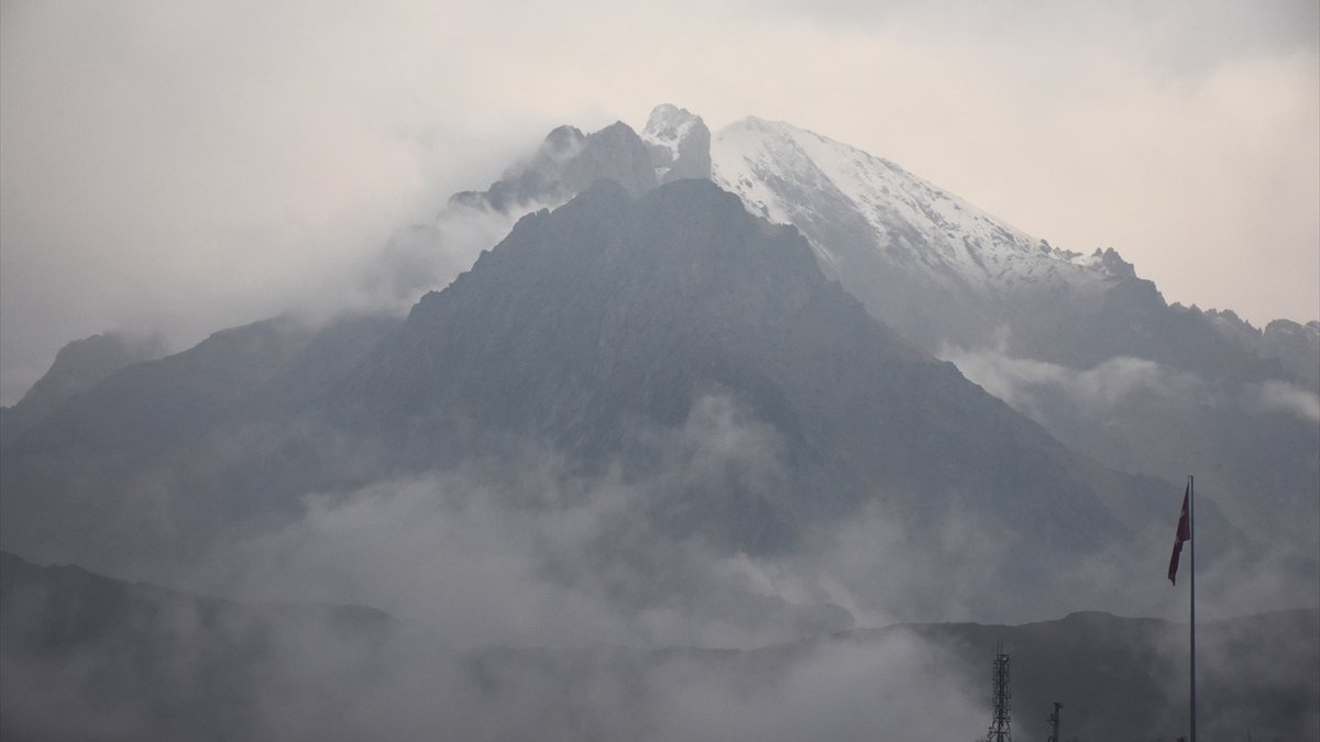 Hakkari'de yüksek kesimlere kar yağdı