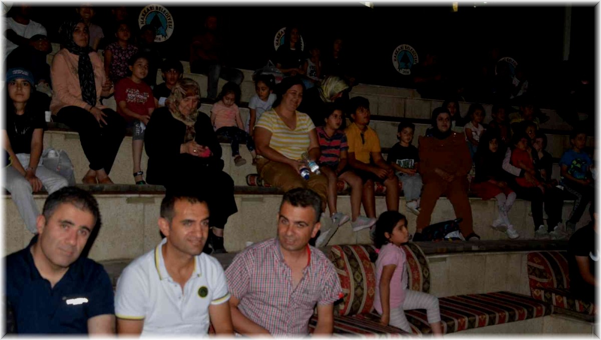 Hakkari'de yüzlerce kişi açık havada film izledi