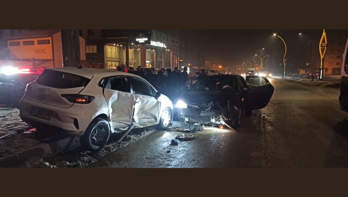 Hakkari'de zincirleme kaza: 3 yaralı