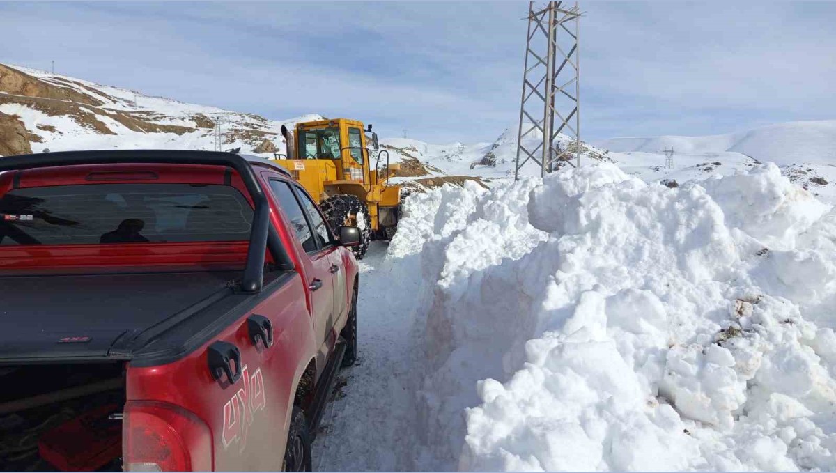 Hakkari'de zorlu kışta su seferberliği