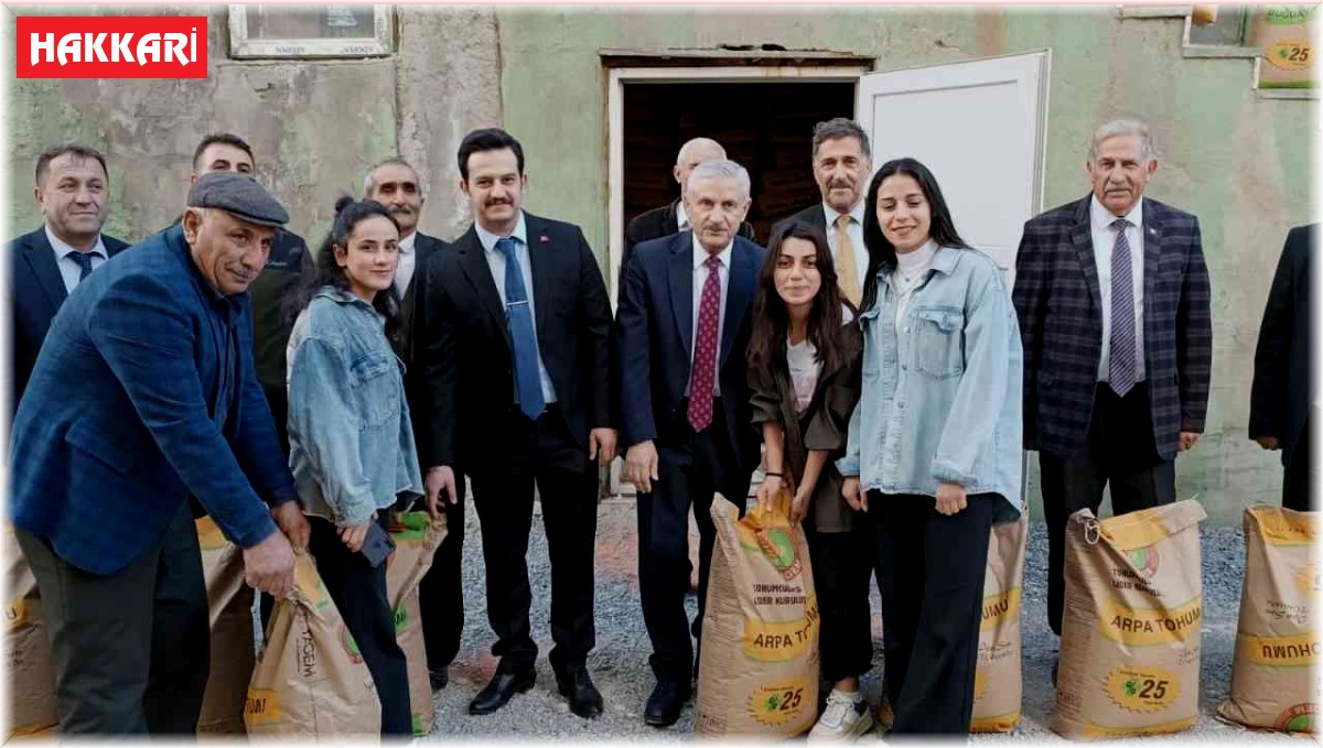 Hakkari'deki çiftçilere buğday ve tohum desteği