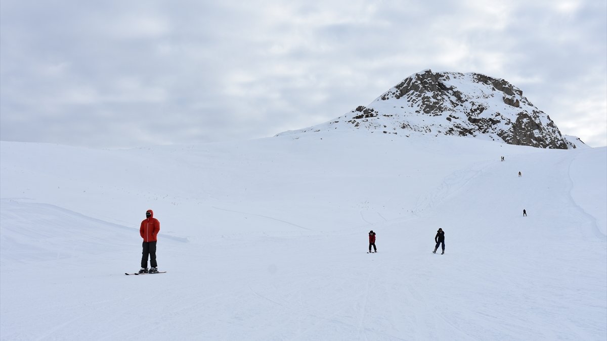 Hakkari'deki kayak merkezi Kovid-19 tedbirleri altında kapılarını sporculara açtı