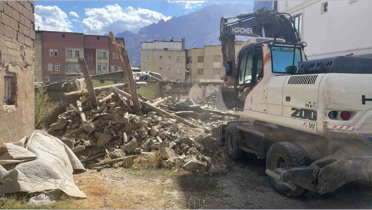 Hakkari'deki metruk binalar tek tek yıktırılıyor