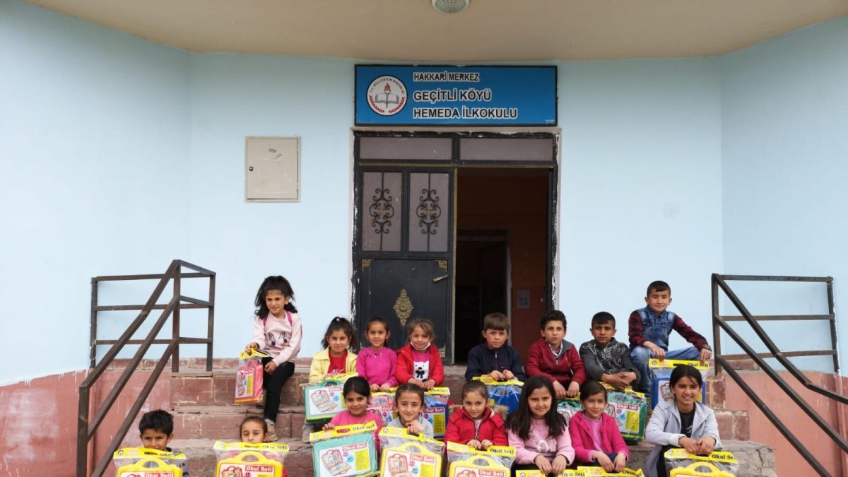 Hakkari'deki öğrencilere kırtasiye malzemesi desteği