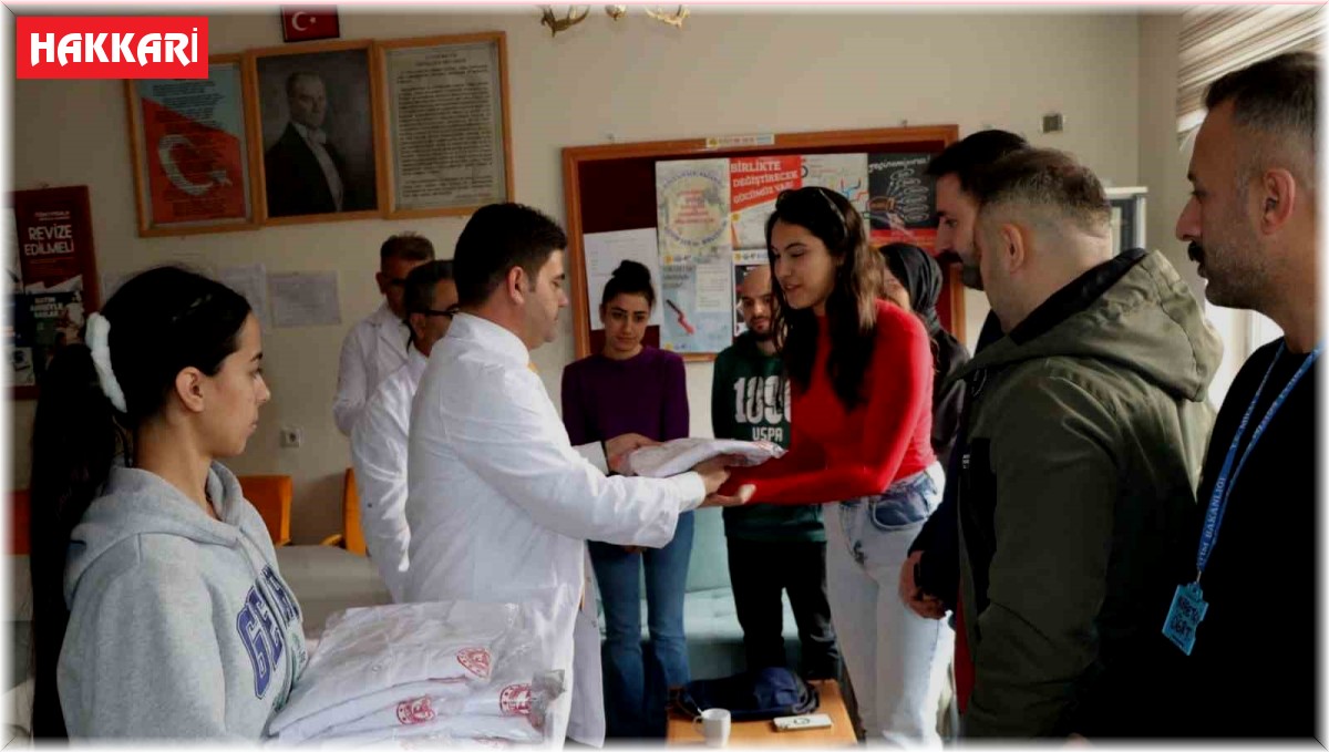 Hakkari'deki öğretmenlere beyaz önlük teslim edildi