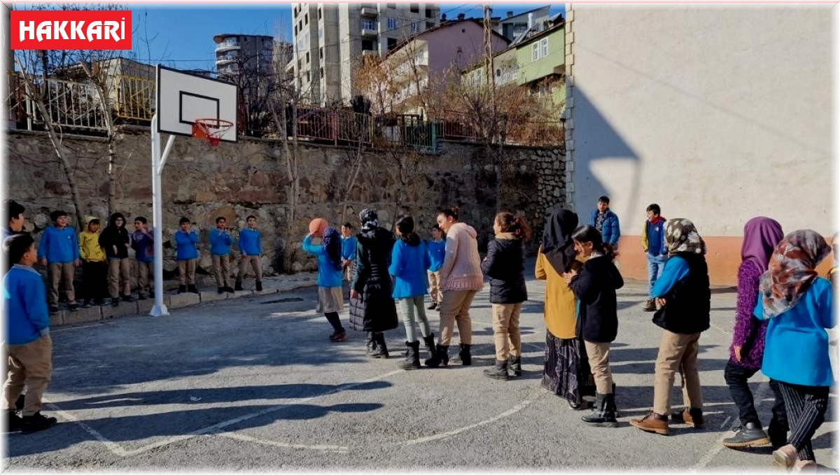 Hakkâri'deki okullara basketbol potası ve tenis masası desteği