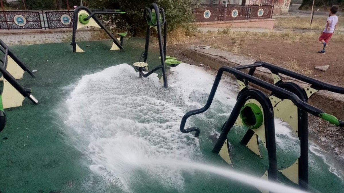 Hakkari'deki parklar köpüklü suyla yıkandı