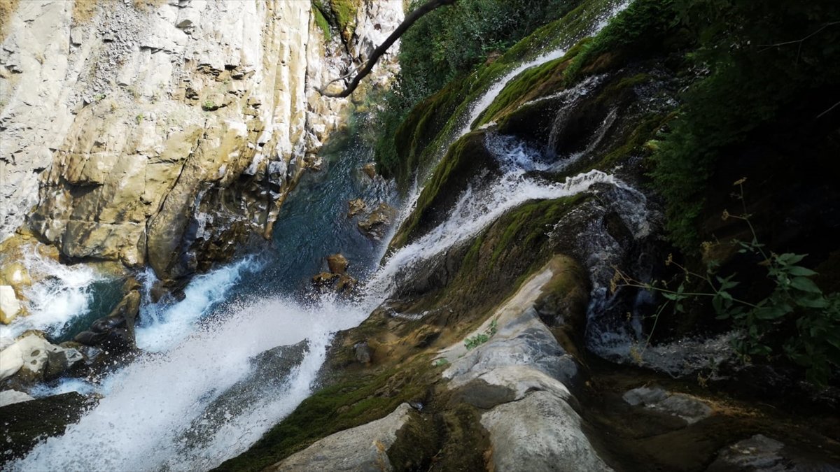 Hakkari'deki Sineber Şelalesi doğaseverleri bekliyor