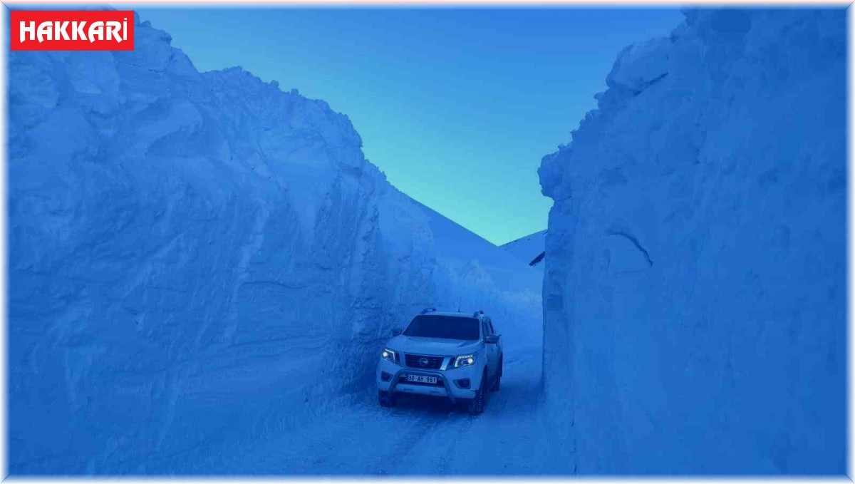Hakkari'deki üs bölgelerinde 6 metreyi bulan kar tünelleri