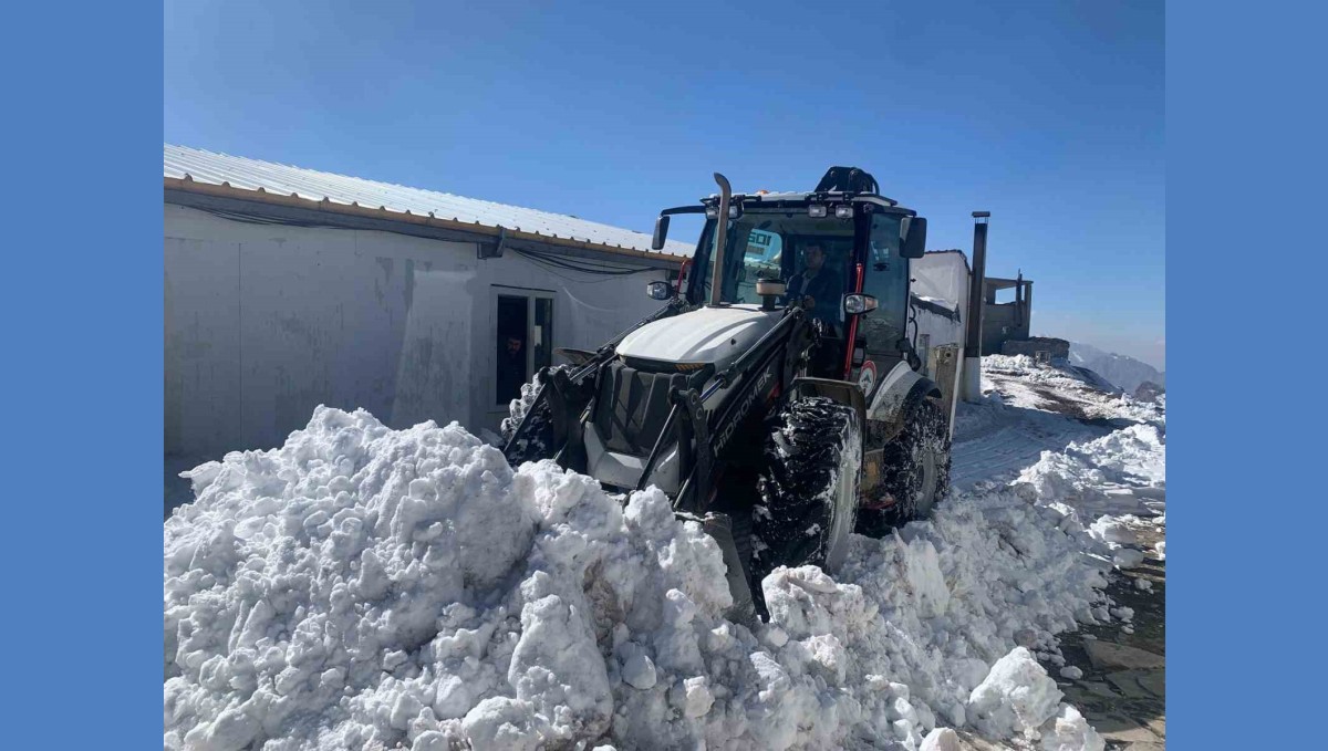 Hakkari'deki üs bölgesinde karla mücadele çalışması