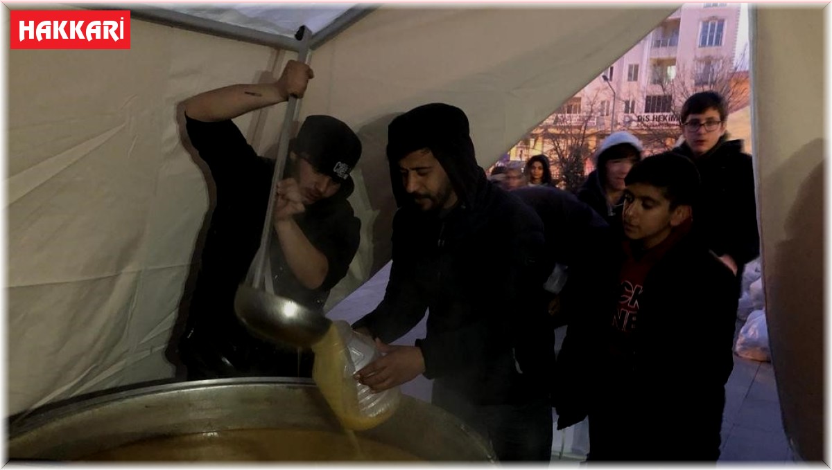 Hakkari ekibi deprem bölgesinde yemek dağıtımına başladı