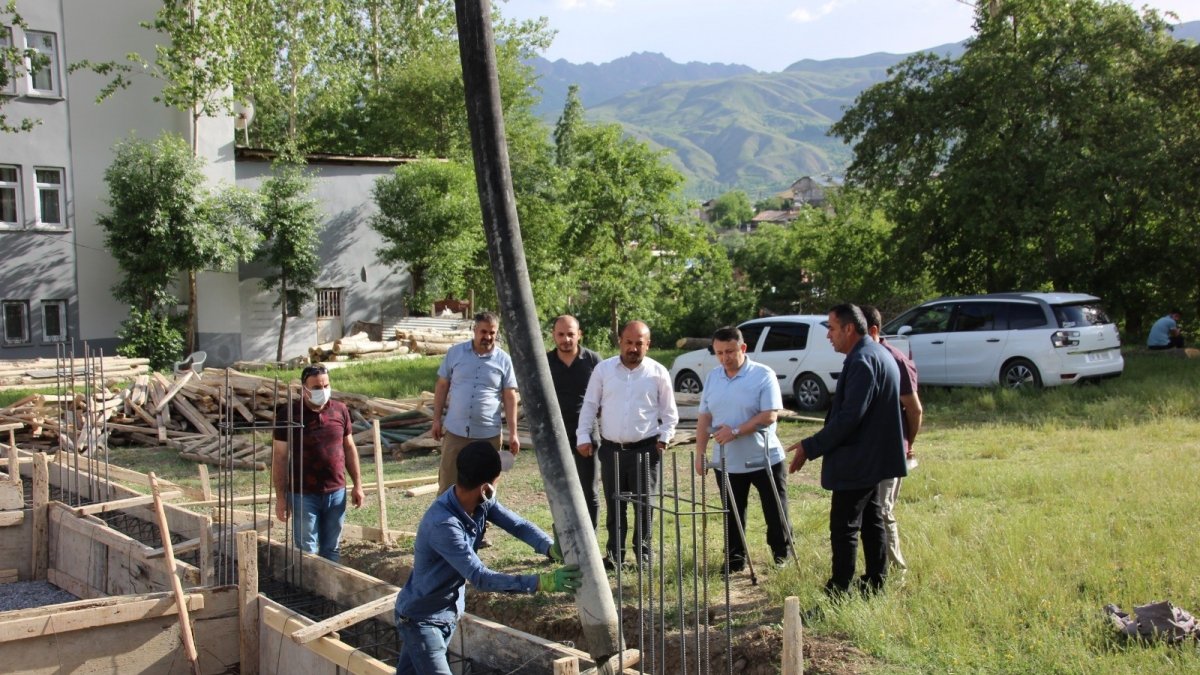 Hakkari el ele verdi, Bal kardeşler için ev yapıyor