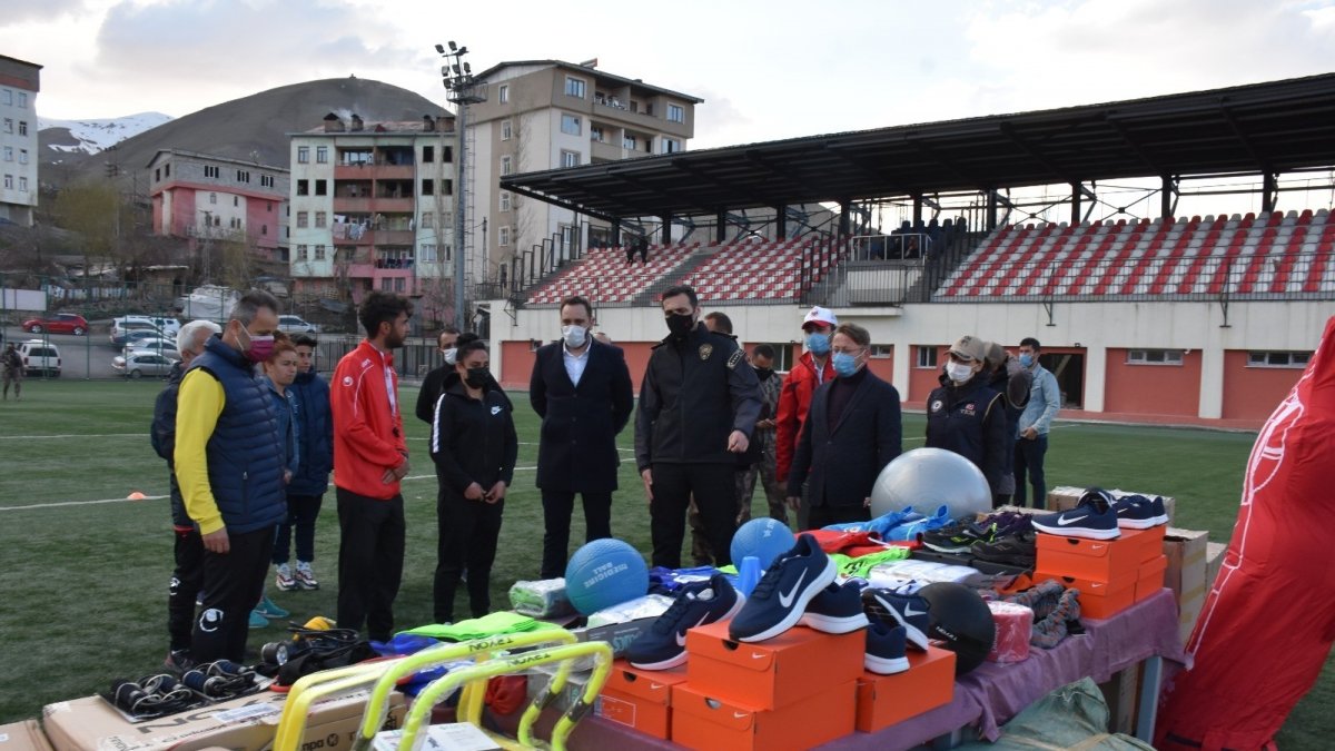 Hakkari Emniyet Müdürlüğünden spor kulüplerine malzeme desteği