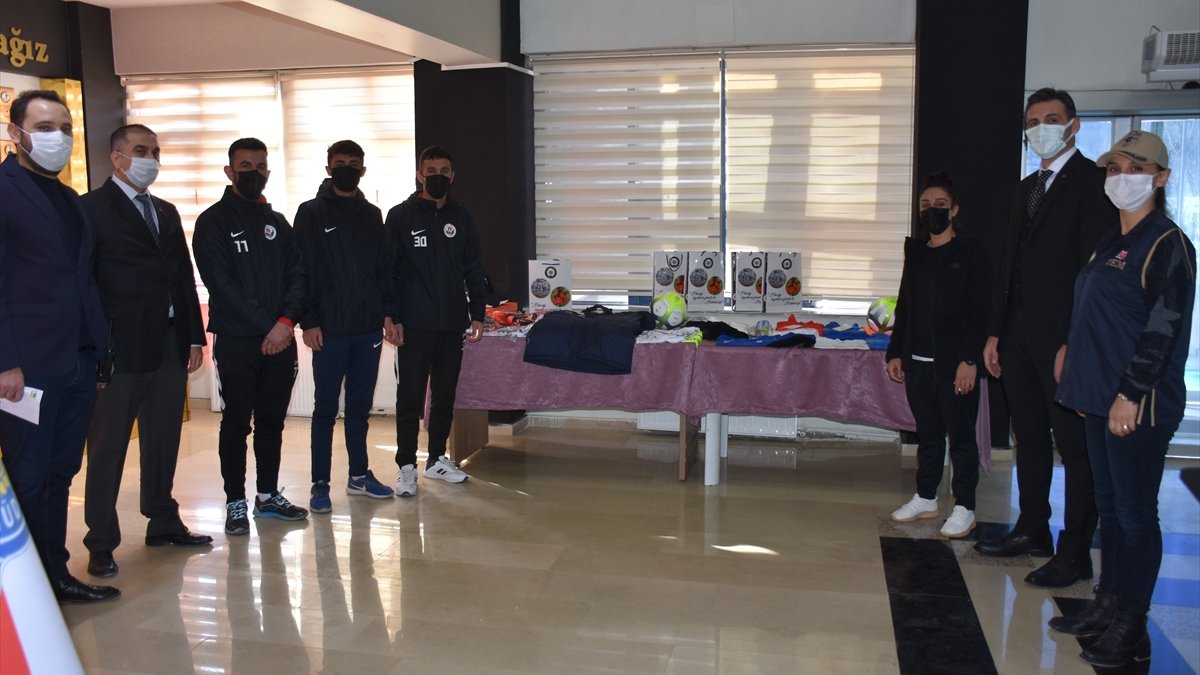Hakkari Emniyet Müdürlüğünden sporculara malzeme desteği