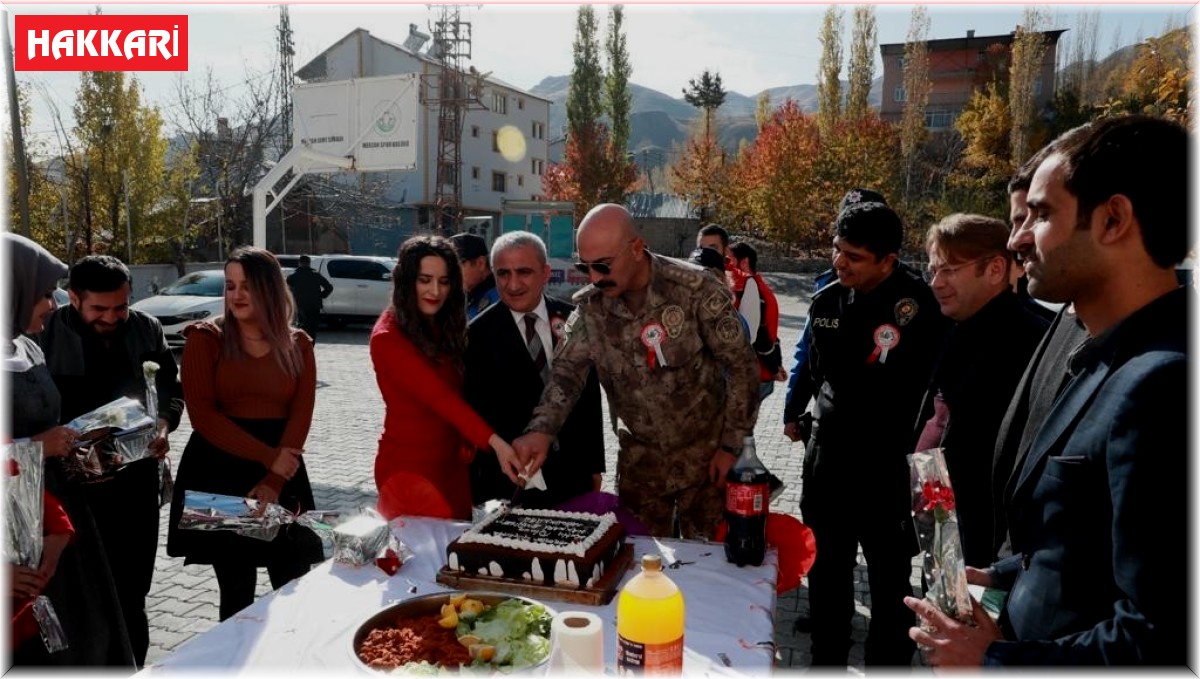 Hakkari Emniyeti'nden öğretmenlere sürpriz hediyeler