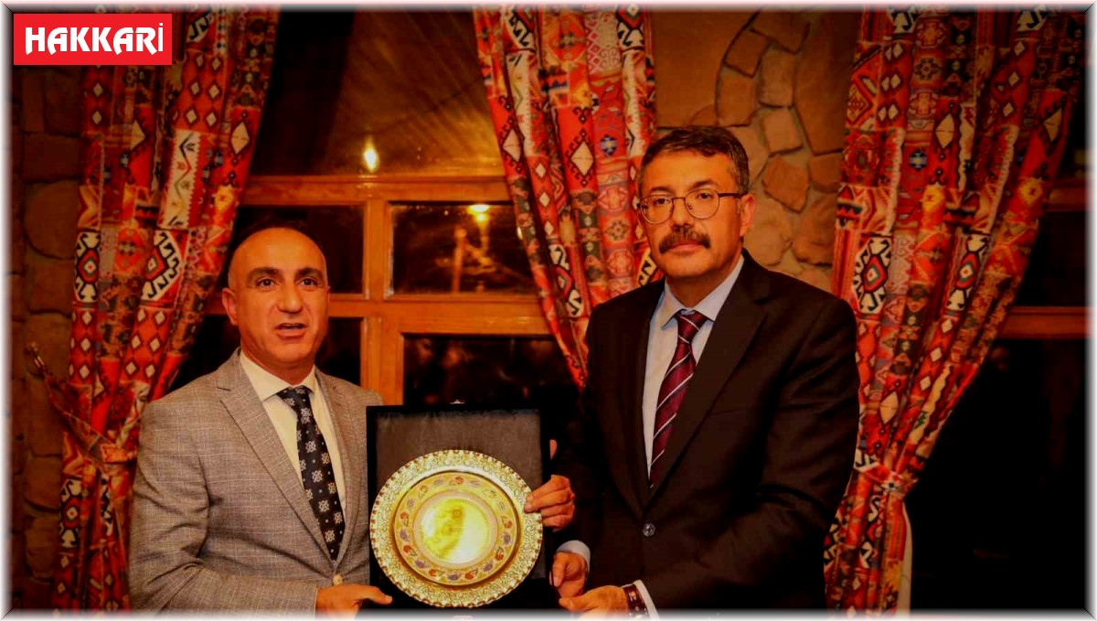 Hakkari gençliğinden Vali Çelik'e plaket