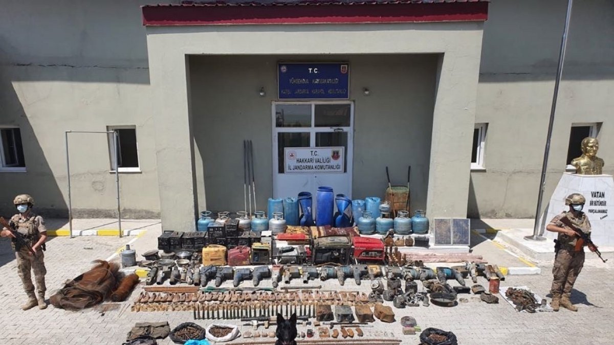 Hakkari kırsalında 3 sığınak ele geçirildi