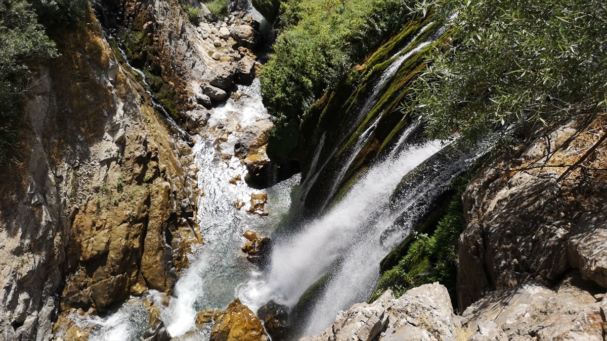 Hakkari'nin doğal güzelliklerini gezip tanıtımına katkı sağlıyorlar