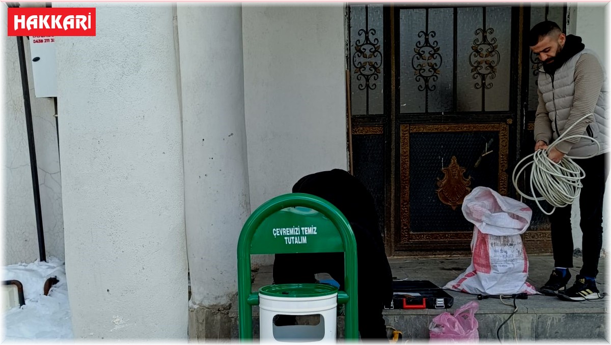 Hakkari'nin dört bir yanına çöp kovası yerleştirildi