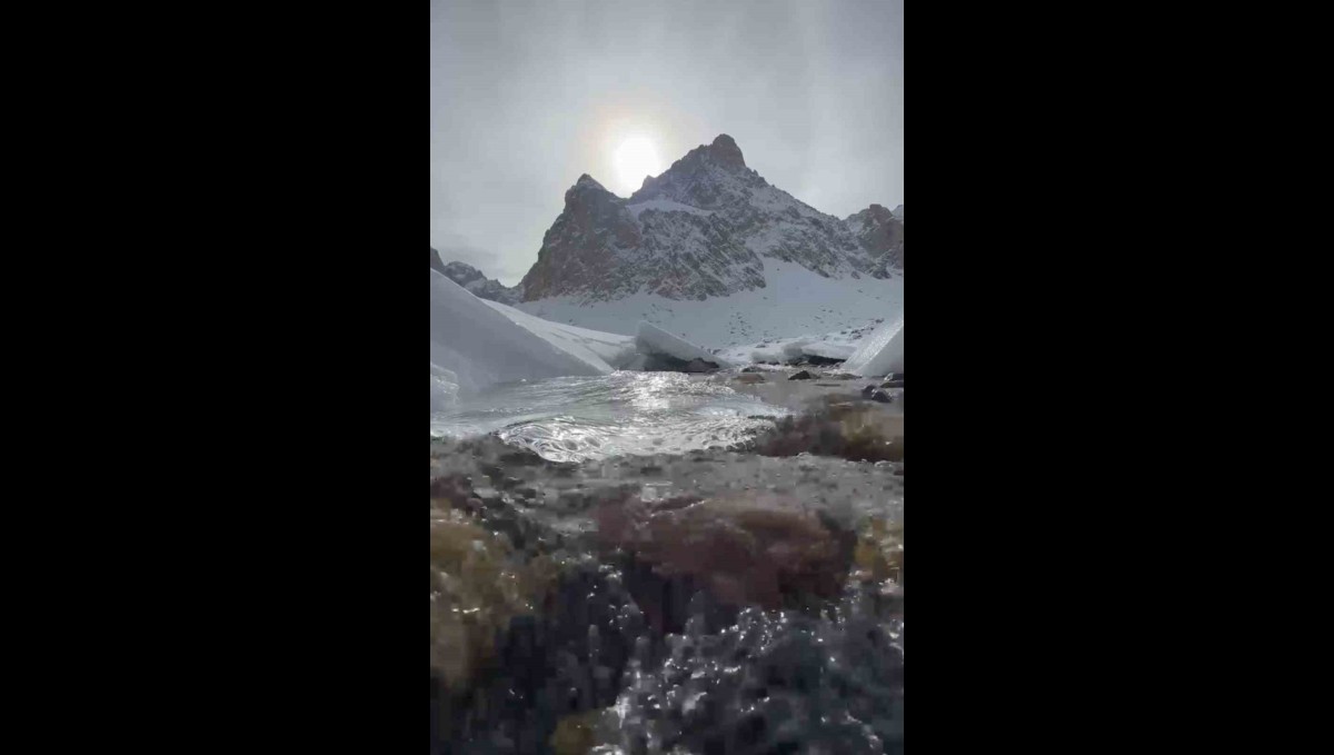 Hakkari'nin saklı cenneti kar ve buzla kaplandı