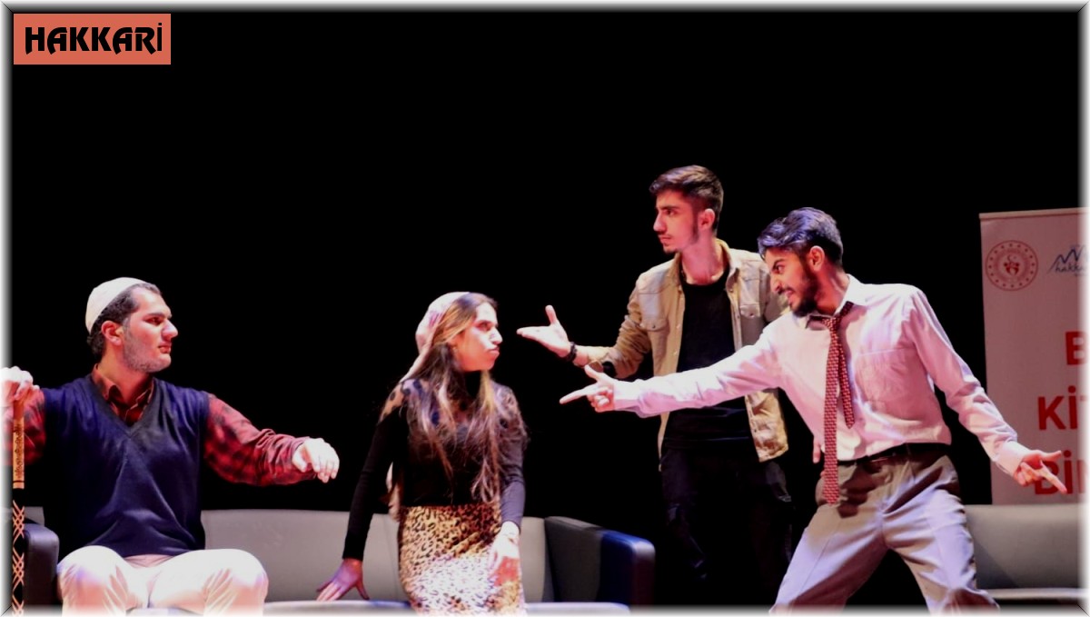 Hakkari'nin tiyatro ekibi 3 ilde sahne aldı