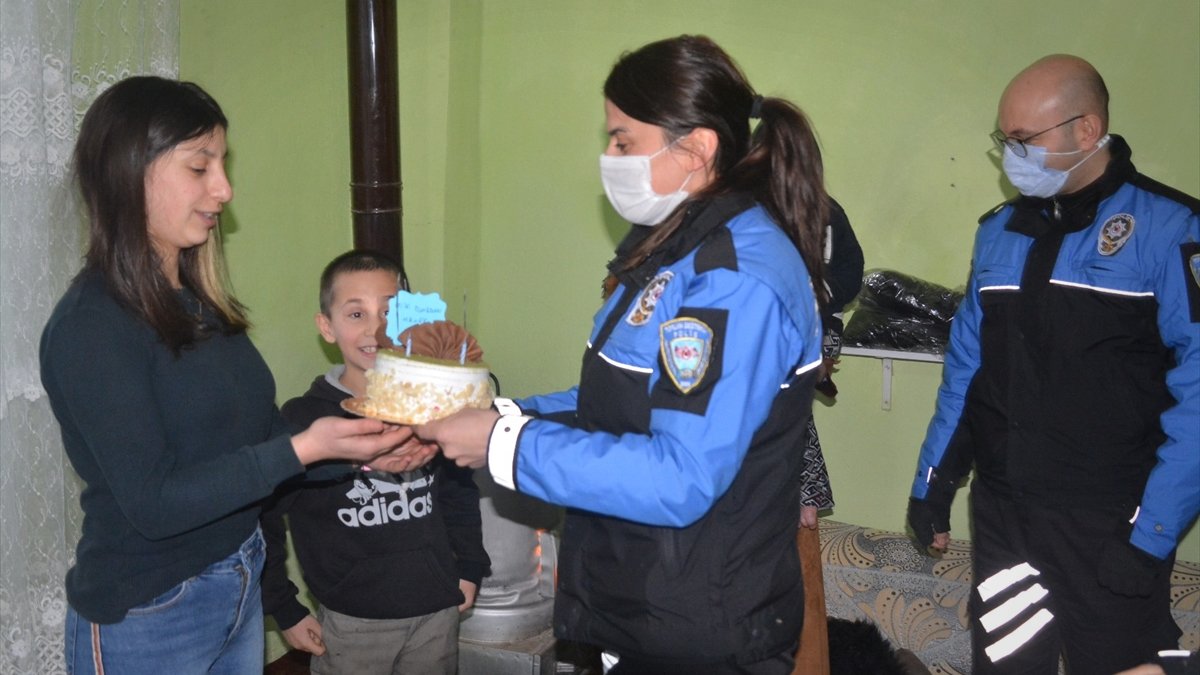 Hakkari polisi 20 yaşına giren Melek Doğdu'ya doğum günü sürprizi yaptı