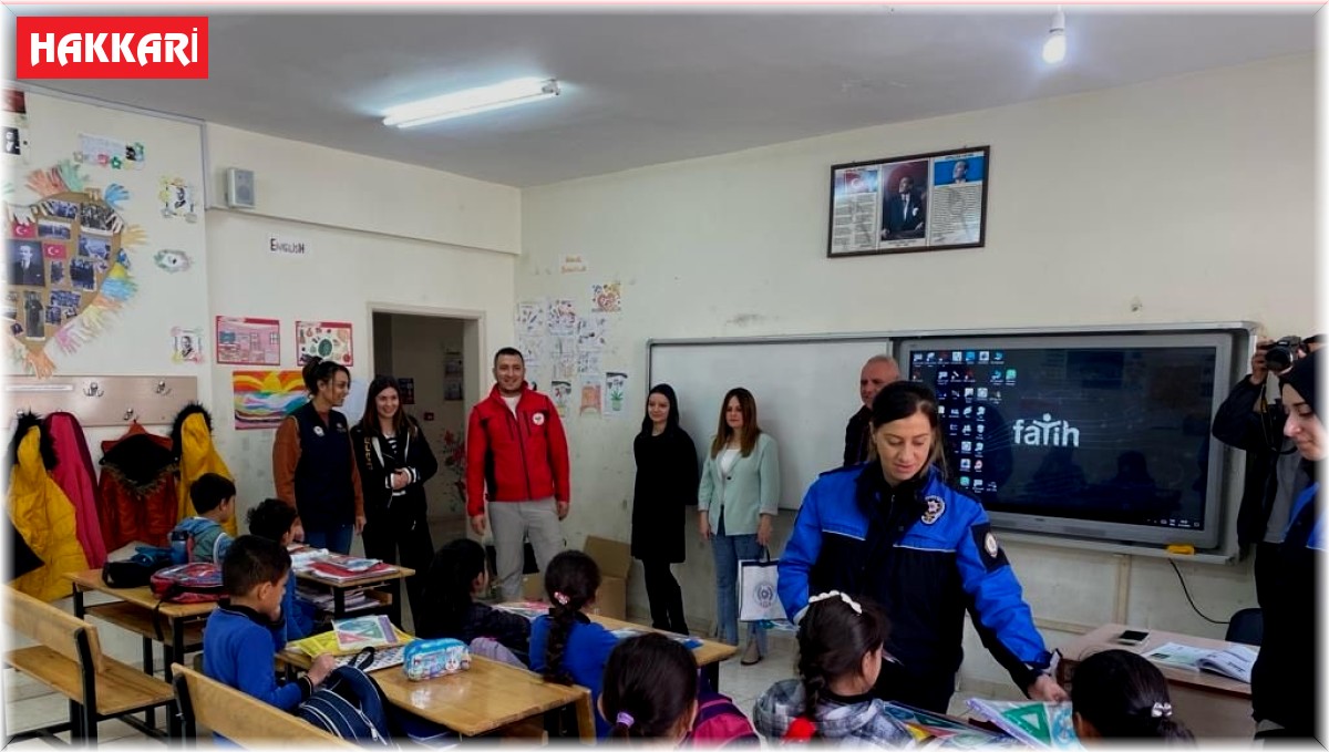 Hakkari polisi 50 öğrenciyi daha sevindirdi