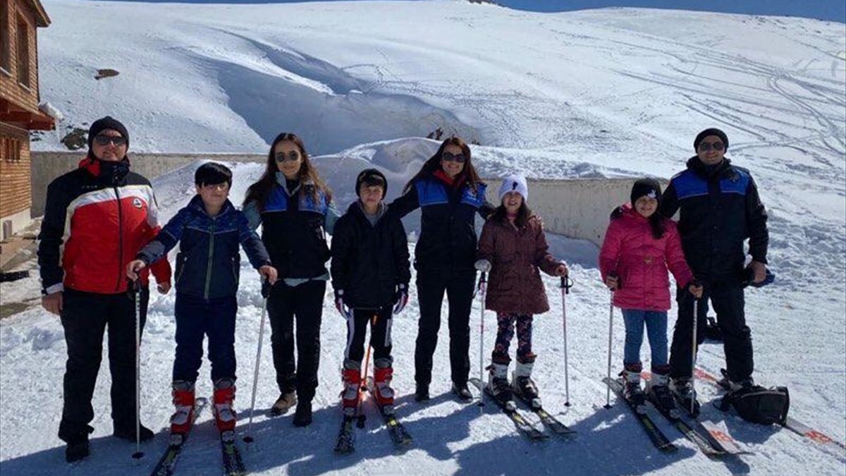 Hakkari polisi çocukları kayak merkezinde eğlendirdi