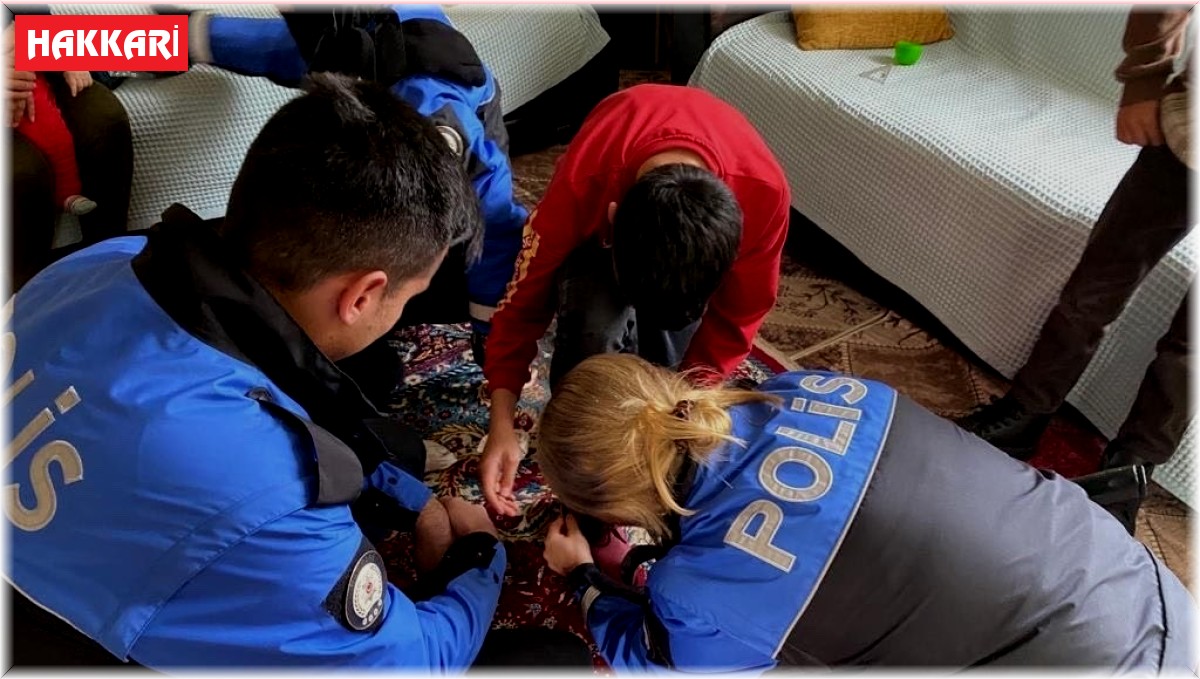 Hakkari polisi ihtiyaç sahibi aileleri sevindirmeye devam ediyor