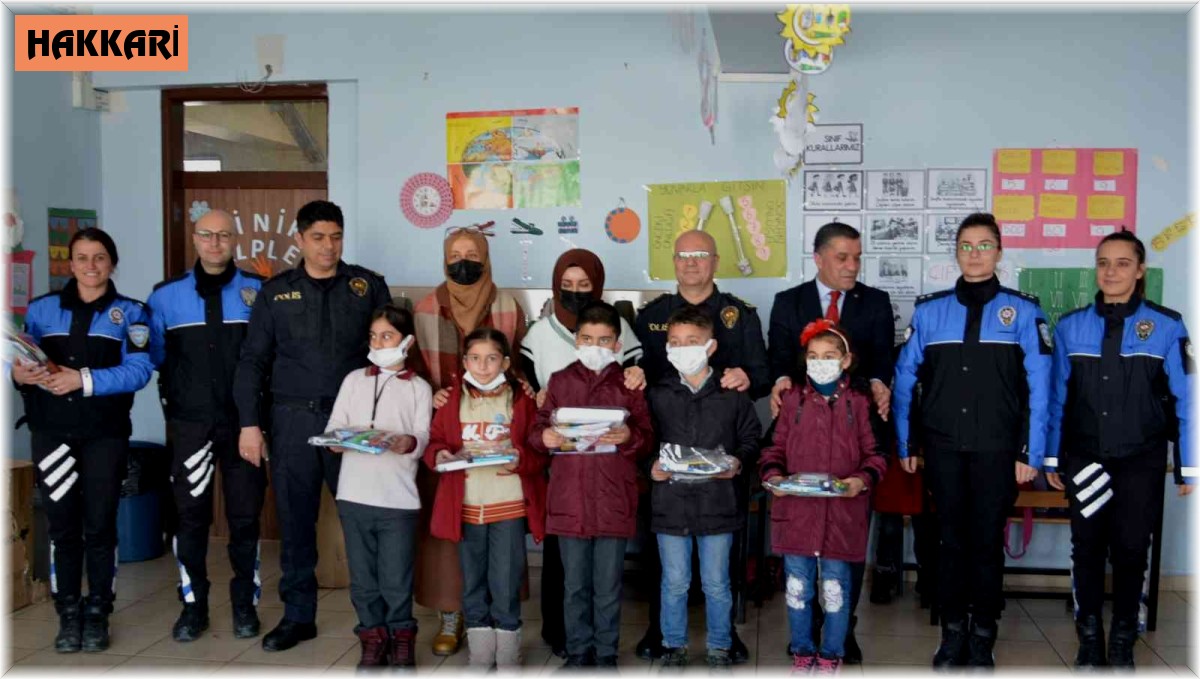 Hakkari polisi köy okulu öğrencilerini sevindirdi