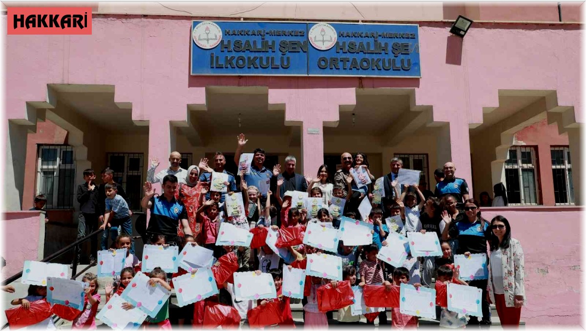 Hakkari polisi miniklerin karne heyecanına ortak oldu