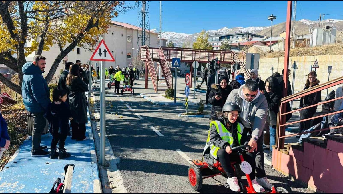 Hakkari polisi özel gereksinimli çocukları trafik eğitim parkında ağırladı