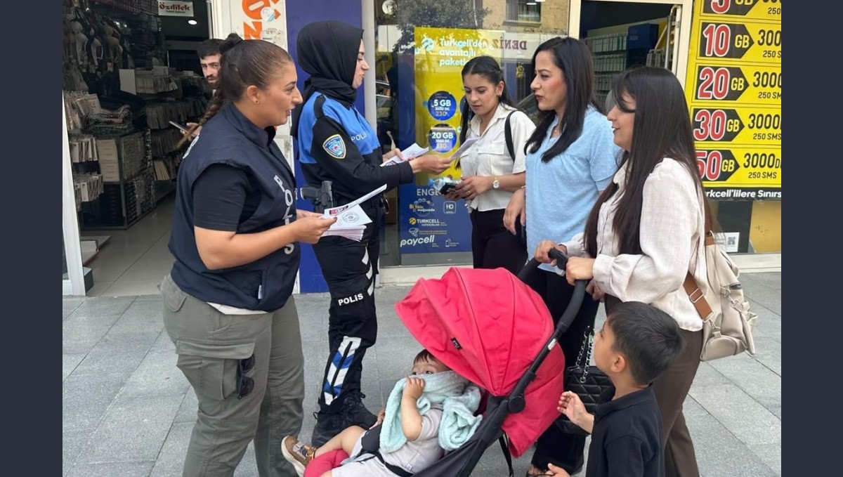 Hakkari polisi vatandaşları bilgilendirmeye devam ediyor