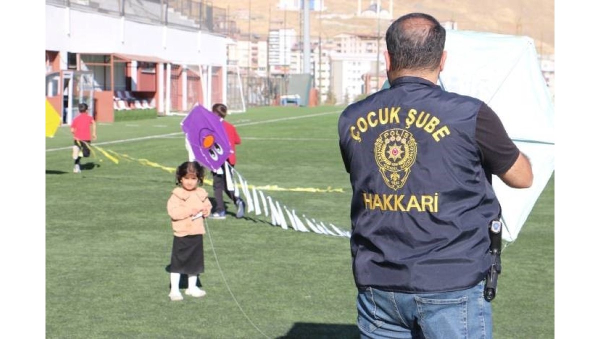Hakkari polisinden çocuklar için uçurtma şenliği düzenlendi