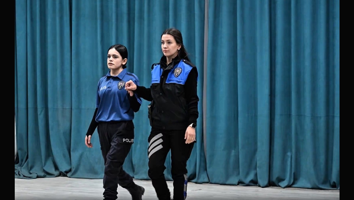 Hakkari polisinden kadın şiddetine karşı tiyatro ve sergi