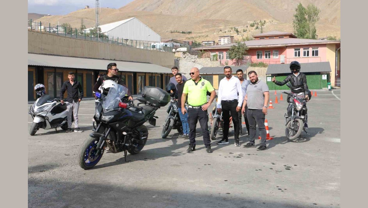 Hakkari polisinden motosiklet kullanıcılarına güvenli sürüş eğitimi