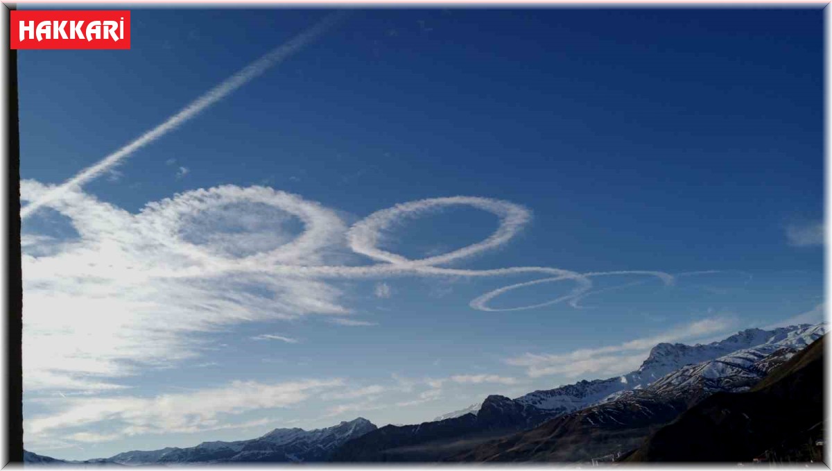 Hakkari semalarında daire çizen uçak şaşırttı