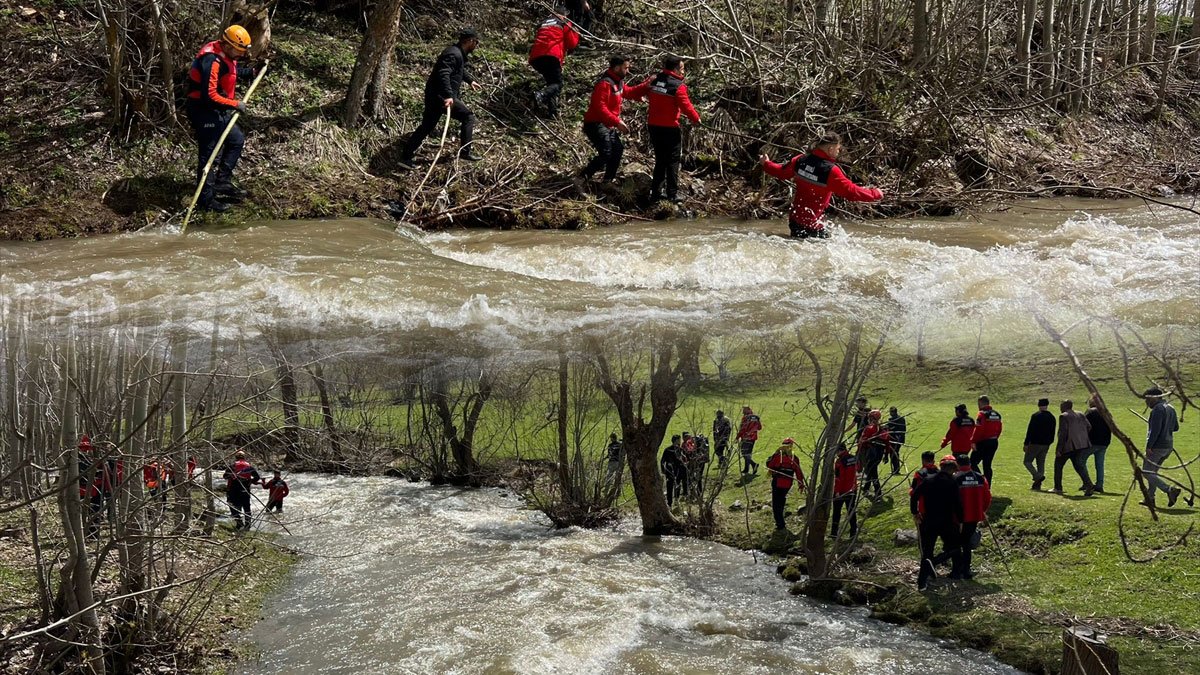 Hakkari Şemdinli'de Dereye Düşen 8 Yaşındaki Çocuk İçin Arama Sürüyor