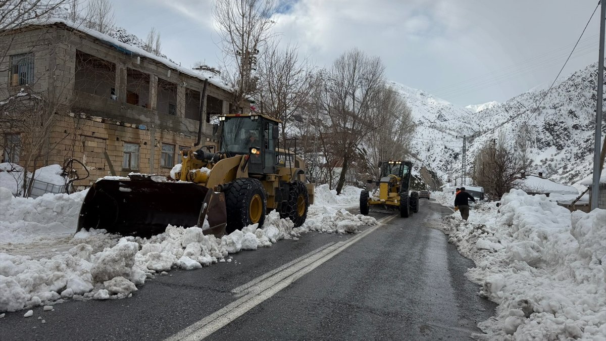 Hakkari-Şırnak kara yoluna düşen çığlar temizlendi