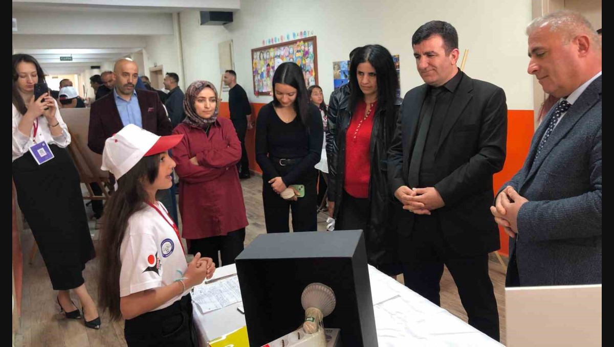 Hakkari SPK Ortaokulunda TÜBİTAK 4006 Fuarı'na büyük ilgi