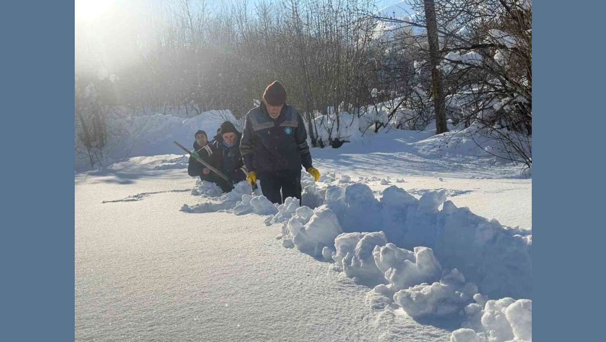 Hakkari su arıza ekibi 1,5 metre karı aşarak arızaya ulaştı
