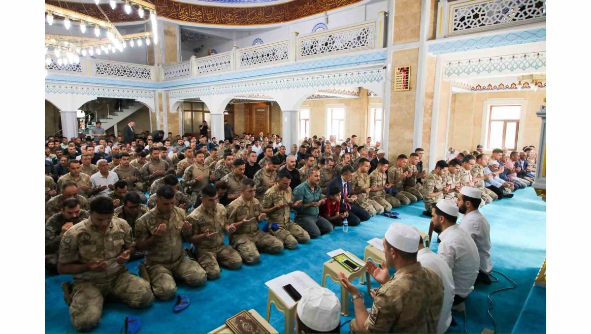 Hakkari Ulu Cami'de şehitler için dualar yükseldi