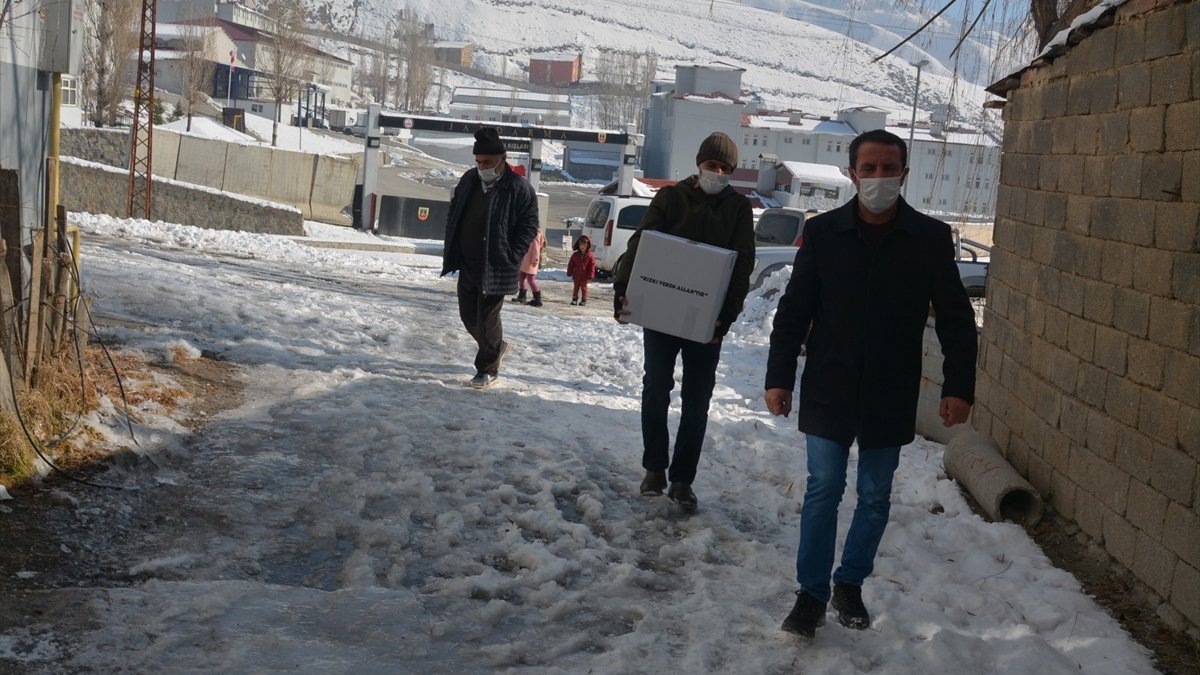 Hakkari Valiliğinden engelli kardeşlere yardım
