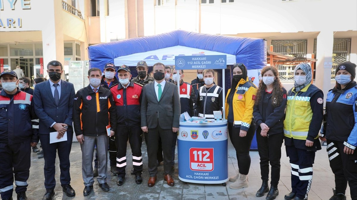 Hakkari Valisi Akbıyık, "112 Günü" kapsamında açılan standı ziyaret etti