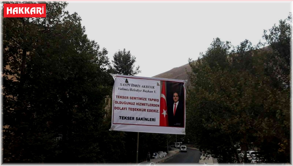 Hakkari Valisi Akbıyık'a fotoğraflı pankartlı teşekkür