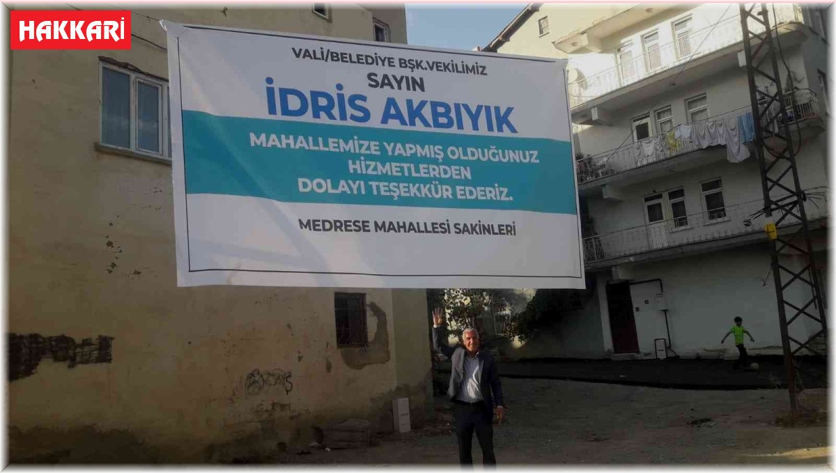 Hakkari Valisi Akbıyık'a pankartlı teşekkür