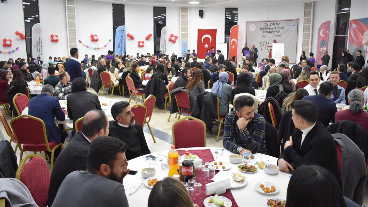 Hakkari Valisi Akbıyık öğretmenlerle yemekte buluştu