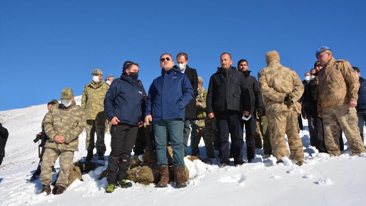 Hakkari Valisi Akbıyık, Şemdinli ilçesindeki çığ bölgesinde incelemelerde bulundu: